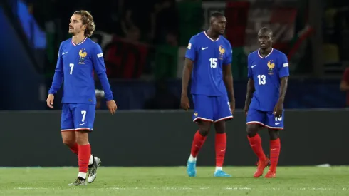 Rumores señalan interna entre los jugadores de Francia tras la frustración de la Euro y la derrota con Italia.
