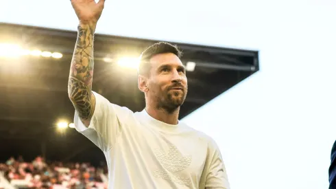 Messi y su brazo en alto en Chase Stadium.
