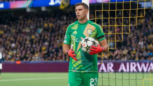 Dibu Martínez en su debut en Champions con Aston Villa.
