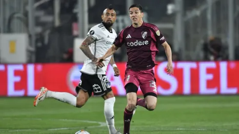 Nacho Fernández disputando una pelota.
