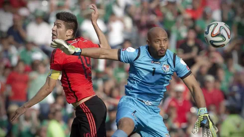 óscar McFarlane atajando para la Selección de Panamá.
