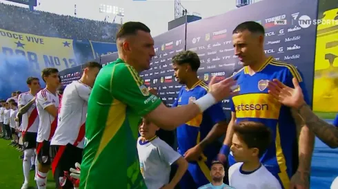 Franco Armani y Cristian Lema en el saludo protocolar.