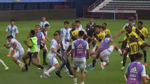 Los jugadores argentinos a las piñas con los ecuatorianos.
