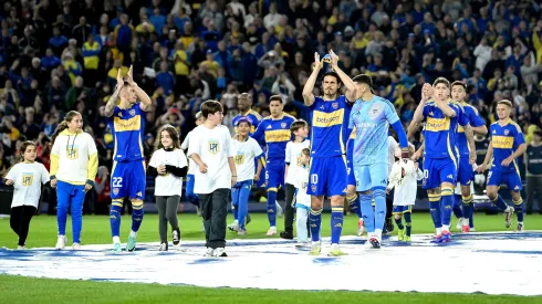 Edinson Cavani saludando a los hinchas de Boca.
