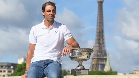 Rafael Nadal con la Torre Eiffel de fondo, tras ganar su último Roland Garros en 2022.
