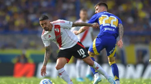 Kevin Zenón y Manuel Lanzini en el Superclásico.
