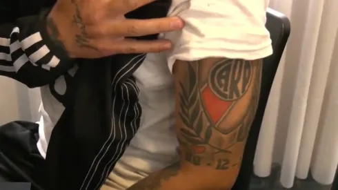 Gonzalo Bravo mostró su impresionante tatuaje de River.
