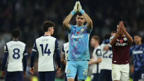 Tottenham se burló de Dibu Martínez tras la goleada al Aston Villa por Premier League