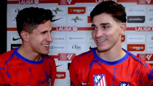 Giuliano Simeone y Julián Álvarez tras la victoria del Colchonero.
