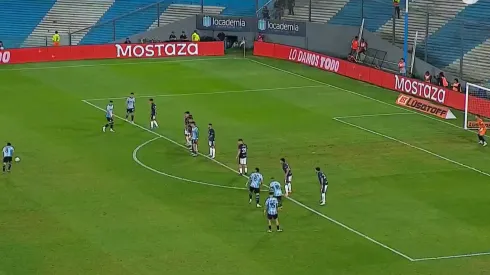 Juanfer anotó un golazo de tiro libre.