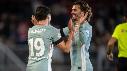 Julián Álvarez junto a Antoine Griezmann.
