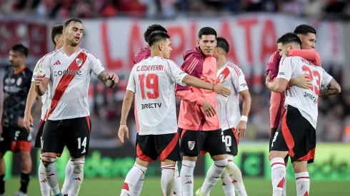 BUENOS AIRES, ARGENTINA – NOVEMBER 10: Players of River Plate celebrates after winning the Liga Profesional 2024 match against Barracas Central at Estadio M·s Monumental Antonio Vespucio Liberti on November 10, 2024 in Buenos Aires, Argentina. (Photo by Marcelo Endelli/Getty Images)
