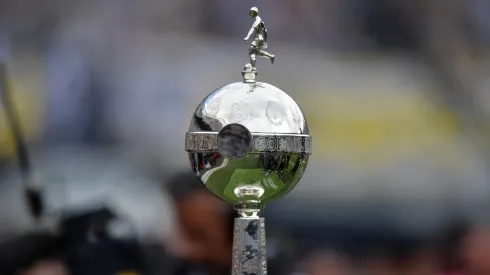 El trofeo de la Copa Libertadores.
