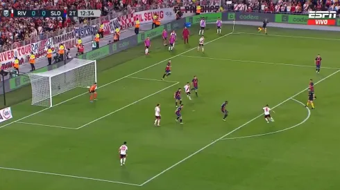 Maxi Meza hizo un golazo para que River le gane a San Lorenzo