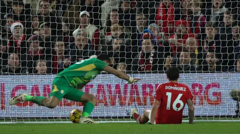 Dibu Martínez y una gran atajada ante Nico Domínguez.