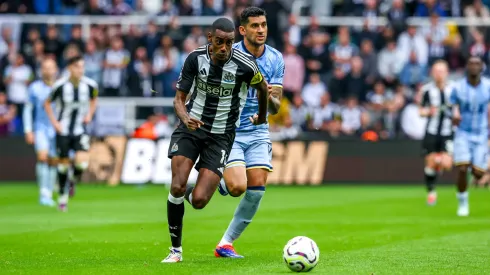 Alexander Isak y Cuti Romero disputan la pelota en la victoria de Newcastle ante Tottenham en la fecha 3 de la actual Premier League.