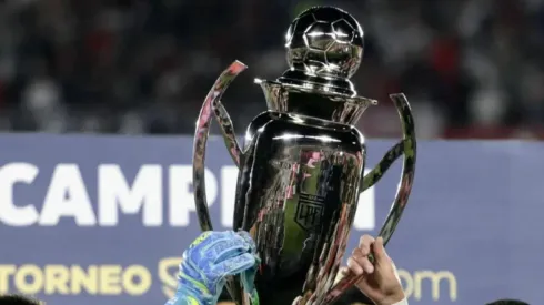 El trofeo de la Liga Profesional de Fútbol.
