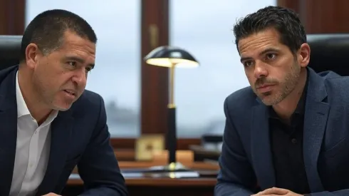 Riquelme y Gago, con distintas posturas sobre el arco de Boca.
