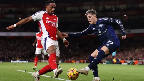Jurrien Timber y Alejandro Garnacho disputan la pelota en la victoria de los Gunners por 2-0 ante Manchester United por la fecha 14 de la Premier League.