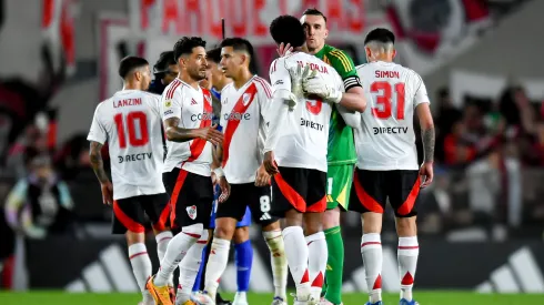 Franco Armani saludando a Miguel Borja.
