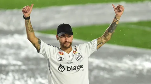 Neymar en su presentación en Santos.