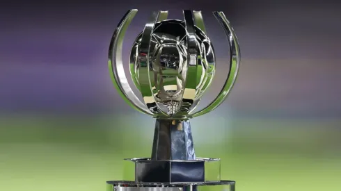 El trofeo de la Supercopa Internacional.