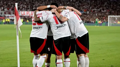Los jugadores de River festejan el primer gol de Colidio.