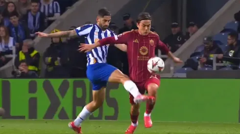 Paulo Dybala salió lesionado por la patada de Varela.
