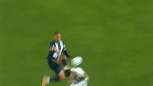 ¿Era roja? La patada a la cabeza de Palacios que reclamó Boca vs. Alianza Lima al minuto de partido