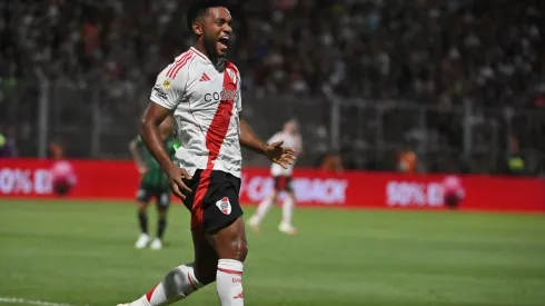 Miguel Borja festeja el primer gol de River ante San Martín.