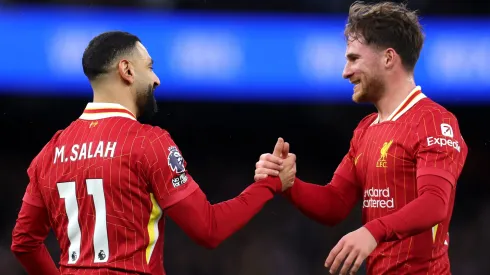 Mo Salah festeja junto a Alexis Mac Allister su gol en la victoria por 2-0 frente a Manchester City.