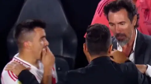 'Huevo' Acuña y su reclamo a Domínguez delante de Gallardo.