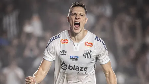 Mientras Neymar brilla, Santos enfrenta un conflicto millonario con un jugador argentino: “Necesita una solución”