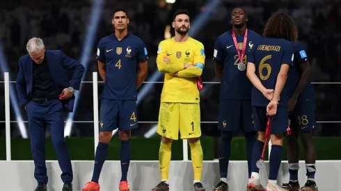 Hugo Lloris recibiendo la medalla plateada en Qatar.