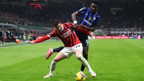 Theo Hernández y Marcus Thuram disputan la pelota en el último Derby della Madonnina.