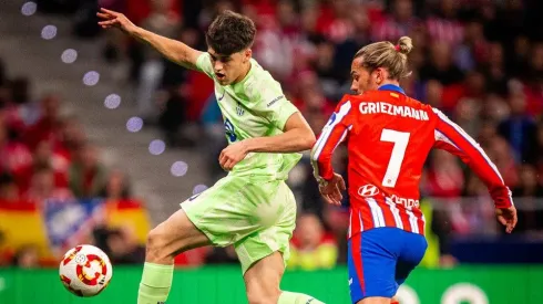 Duelo intenso entre Atlético de Madrid y Barcelona.