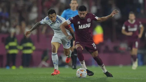Marcelino Moreno disputa la pelota con Lucas Romero en las semifinales de la Copa Sudamericana 2024.