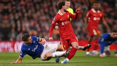 Alexis Mac Allister y una dura entrada recibida en la Premier League