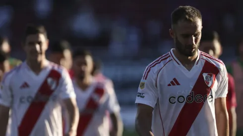 Un referente de River fue destruido por los hinchas tras el empate ante Sarmiento: “Lo soplás y se cae”