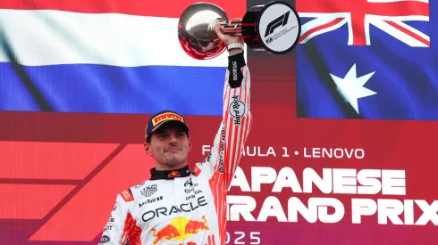 Max Vestappen celebra su triunfo en Japón.