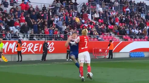 Empujón y caos: el picante cruce que protagonizó el Colo Barco en la victoria de Racing de Estrasburgo sobre Reims