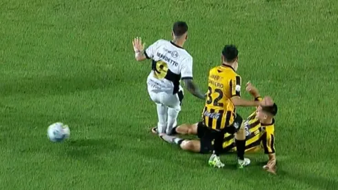 Pipa Benedetto vio la roja en Paraguay.