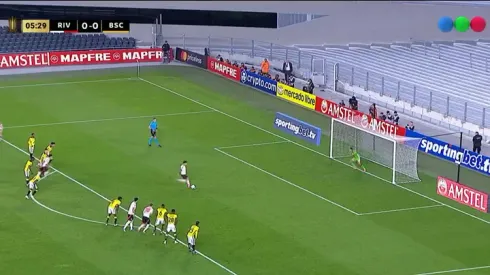 El penal que falló Driussi en el arranque del partido