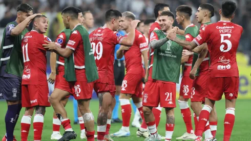 Los jugadores de Huracán celebran el triunfo de la primera fecha.