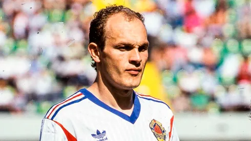 Jugó en Real Madrid, un gol en contra ante Barcelona arruinó su carrera y hoy trabaja de mozo