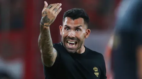 Carlos Tevez podría volver a los bancos.