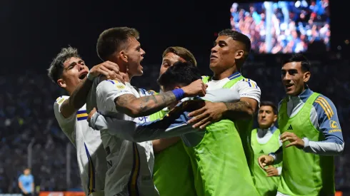 Los jugadores de Boca celebran el gol de Zenón.
