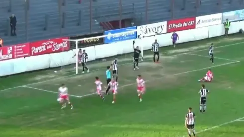 La pelota entró en el arco, el árbitro marcó el final y anuló el gol: escándalo en la Primera Nacional