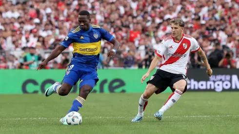 Luis Advíncula y Facundo Colidio en el último Superclásico del fútbol argentino disputado en el Monumental.