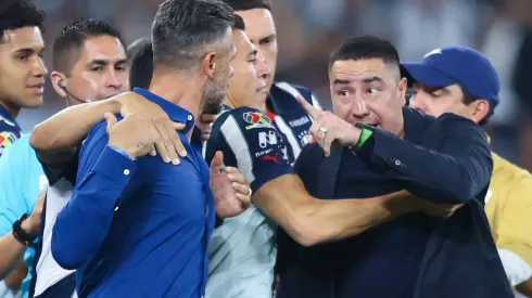 Martín Demichelis casi se va a las piñas con Efraín Juárez sobre el final del Monterrey vs. Pumas.